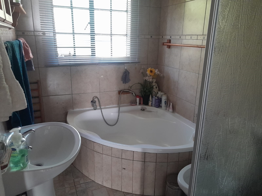 3 Bedroom Property for Sale in Safari Gardens North West